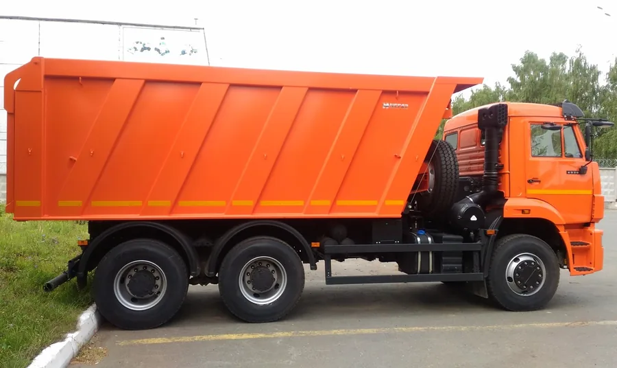 Самосвал с задней разгрузкой 6520-26012-53 (6x4)