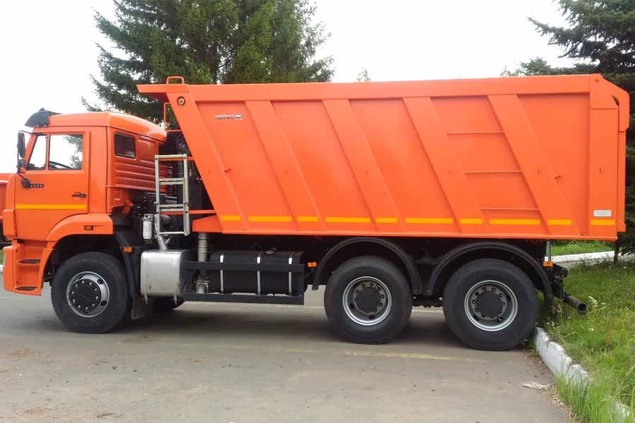 Самосвал с задней разгрузкой 6520-26012-53 (6x4)