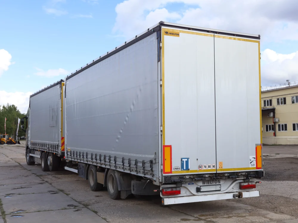 Сцепка тентованный грузовик Volvo FH 460 + шторный прицеп Wielton PC2K - фото 5