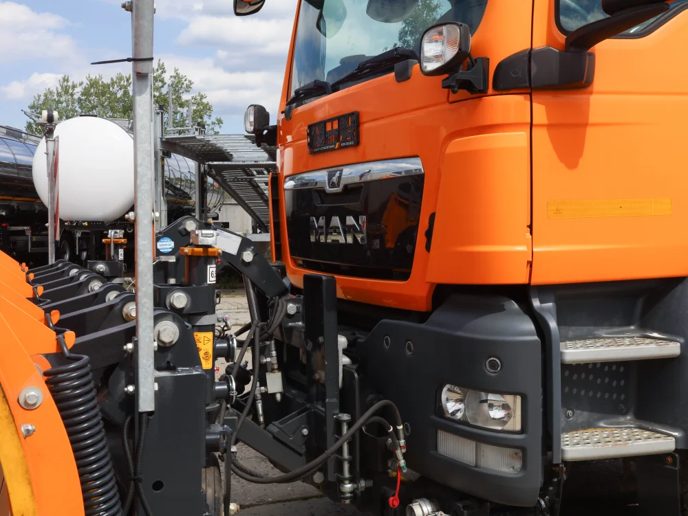Самосвальный грузовик с КДМ MAN TGS 33.400, 2019 г/в - фото 9
