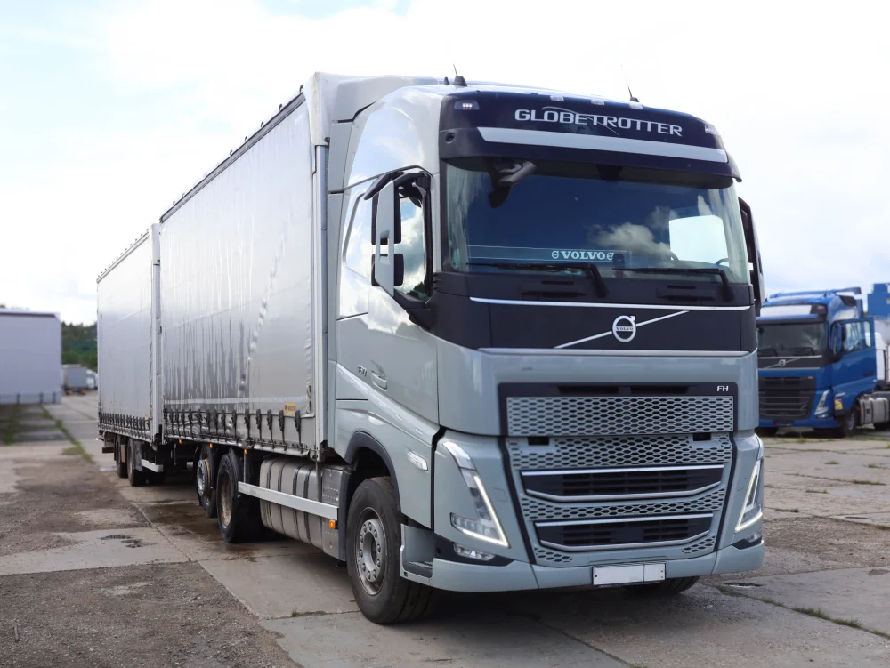 Сцепка тентованный грузовик Volvo FH 460 + шторный прицеп Wielton PC2K - фото 1