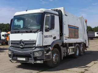 Mусopoвоз PГ-1B на шасси Mercedes-Benz
