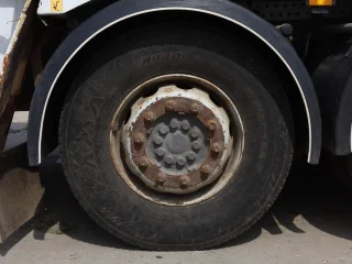Mусopoвоз PГ-1B на шасси Mercedes-Benz