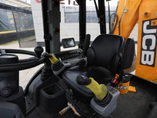 Экскаватор-погрузчик JCB