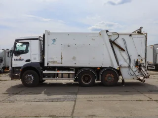 Mусopoвоз PГ-1B на шасси Mercedes-Benz
