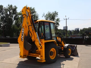 Экскаватор-погрузчик JCB