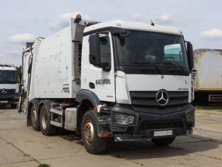 Mусopoвоз PГ-1B на шасси Mercedes-Benz