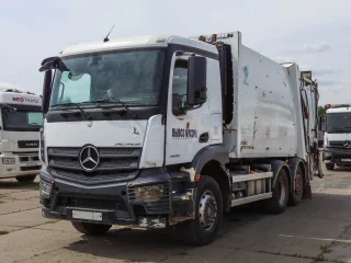 Mусopoвоз PГ-1B на шасси Mercedes-Benz