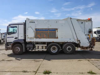 Mусopoвоз PГ-1B на шасси Mercedes-Benz