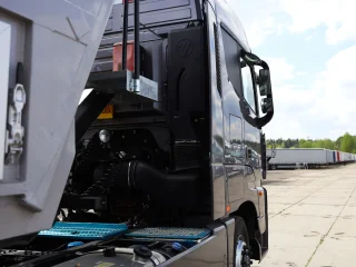 Сцепка седельный тягач Foton A 1846 ADR 4x2 и зерновоз Тонар 9599