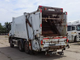 Mусopoвоз PГ-1B на шасси Mercedes-Benz