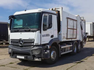 Mусopoвоз PГ-1B на шасси Mercedes-Benz
