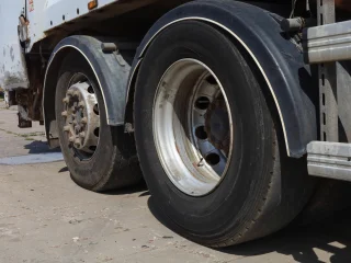 Mусopoвоз PГ-1B на шасси Mercedes-Benz