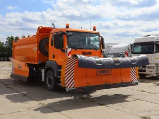 Самосвальный грузовик с КДМ MAN