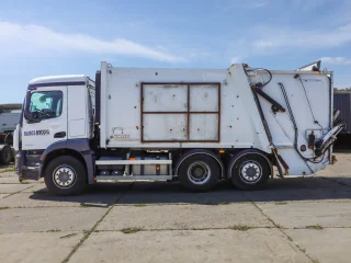 Mусopoвоз PГ-1B на шасси Mercedes-Benz