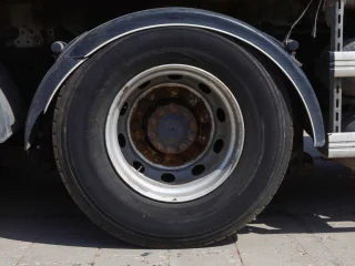 Mусopoвоз PГ-1B на шасси Mercedes-Benz