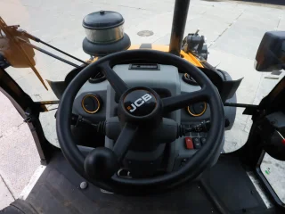 Экскаватор-погрузчик JCB