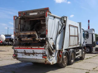 Mусopoвоз PГ-1B на шасси Mercedes-Benz