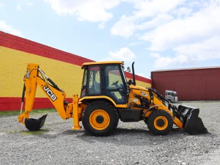 Экскаватор-погрузчик JCB