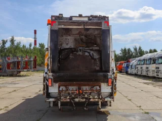 Mусopoвоз PГ-1B на шасси Mercedes-Benz
